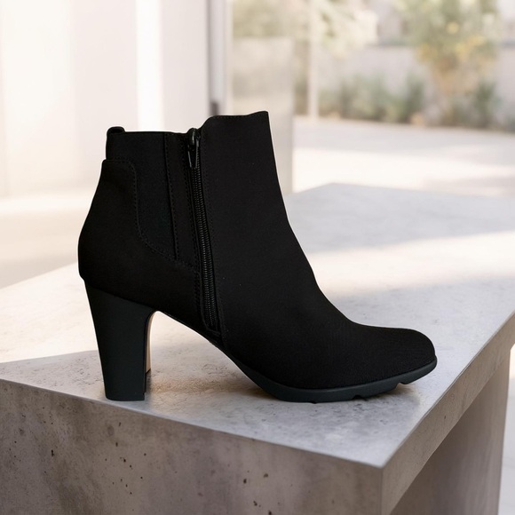 Anne Klein Shoes - NWT Women’s Anne Klein Black Fabric Ankle Boots! Size 10! NEW!